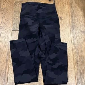 Black camo lululemon Wonder Under 25’ leggings